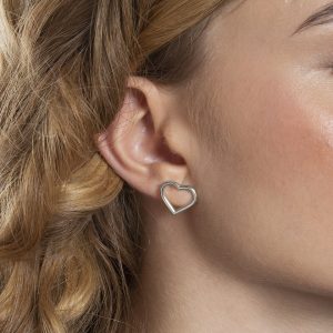 Well-loved sterling silver short earrings in heart shape 2